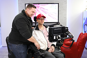 Photo du directeur général Thomas Rosner et d'un utilisateur, tous deux souriants.